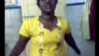 मल्लू नौकरानी घर के मालिक के साथ सेक्स के लिए तैयार हो जाती है