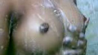 कॉलेज लड़की Bathes