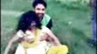 बंगाली कॉलेज घर के बाहर लिंग