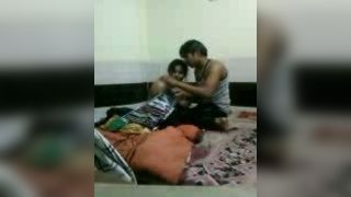 भारतीय घर का सेक्स गुजराती कॉलेज में पढ़ने वाली लड़की के साथ किरायेदार