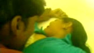 देसी सेक्स वीडियो Bf smooches बैंगलोर gf के लिए पहली बार