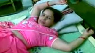 एक रात खड़े के भारतीय पत्नी Komala