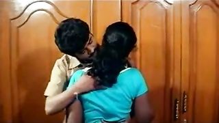 भारतीय छिपे हुए कैमरे के साथ सींग का मालिक