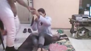 भारतीय घर का सेक्स एमएमएस द्वारा लीक के बाद पति अपनी पत्नी कमबख्त