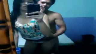 असम जोड़ी घर में आईने के सामने और झटका