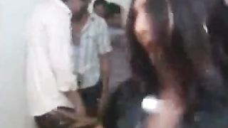 लहराते भारतीय मिलाते मुश्किल