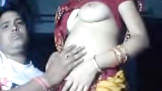 भारतीय पति और भाभी के साथ कैम पर बजाना