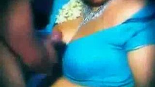 सींग का बना भारतीय चाची