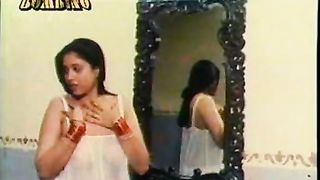 देसी चाची में पारदर्शी गाउन