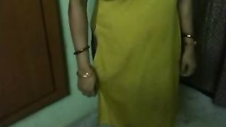 बंजर संपत्ति दिखाने के लिए मौसी ने कपड़े उतार दिए