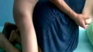 हॉट डिवोर्स भारतीय महिला एक युवा स्टड को चोदता है
