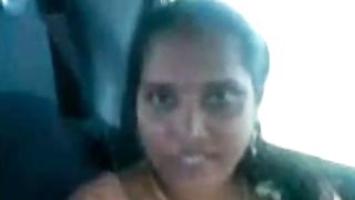 शोभा आंटी ने खड़ी कार में प्रेमी के साथ चुदाई की