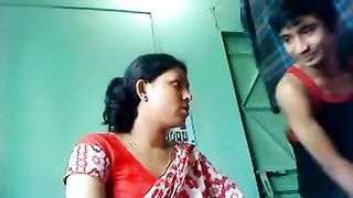 लड़का सेक्स के लिए गर्म चाची को उत्तेजित करता है