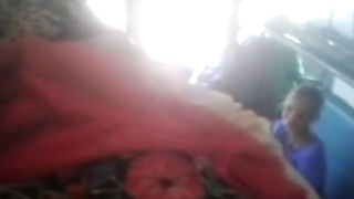 रनिंग ट्रेन में देसी भाभी बूब्स प्रेस