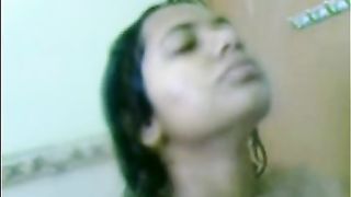 लड़की स्नान लेने