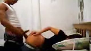 भारतीय लड़की अल्पना के साथ एक मजबूत आदमी