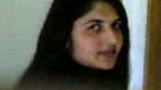 गर्म भारतीय पत्नी घर पर दिखा उसे स्तन और गधा एमएमएस