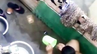 देसी, नौकरानी, स्नान