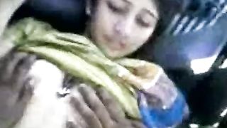 कॉलेज लड़की एक कार में