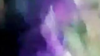 भारतीय चाची में पीले टॉप में गड़बड़ हो रही है वन