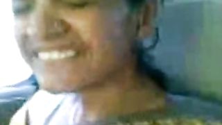 गर्म देसी लड़की स्तन निचोड़ा