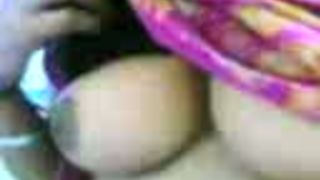 लड़की उसके स्तन चमक