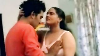 HUggge स्तन के साथ वसा गलफुला किशोर