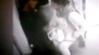 बेशर्म प्रेमियों में दिल्ली मेट्रो