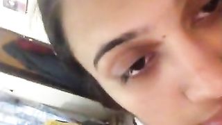 पंजाबी लड़की करिश्मा निकल जाता है की निप्पल चूसने के लिए