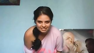 Busty कॉलेज के किशोरों उसके स्तन के साथ खेलने