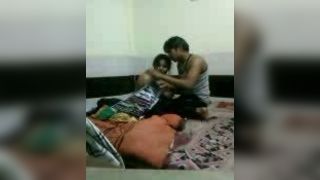 किशोर कॉलेज लड़की फर्श के साथ सींग का बना हुआ प्रेमी
