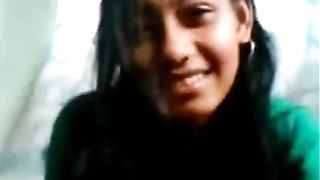 नई दिल्ली शौकिया कॉलेज के किशोरों की लड़की दिखा रहा है उसे स्तन अछूता