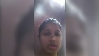 प्यारा किशोर दिखाता है स्तन और उंगलियों बिल्ली