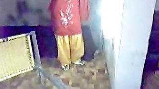 पोर्न क्लिप के लिए गांव में विवाहित महिला के साथ अधिकारी