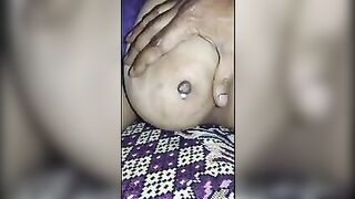 भाभी की बड़ी चुचियों का मीठा दूध निकाला पति ने बीएफ में
