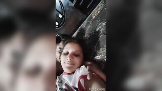 बॉयफ्रेंड को पैंट खोलकर लंड बाहर निकालने को बोलती बेशर्म गर्लफ्रेंड