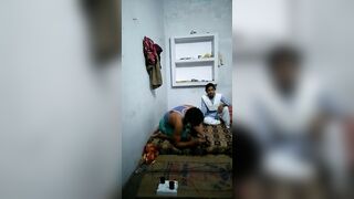 कॉलेज यूनिफॉर्म पहनकर कमरे में आई गर्लफ्रेंड की चूत सहलाई