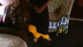 क्यूट लड़की को चचेरे भाई को दिखाती है मुफ्त अश्लील वीडियो
