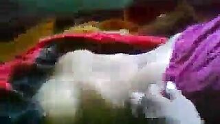 पति के लूंगी में हाथ डालकर उसके लौड़े के साथ खेलती बीवी