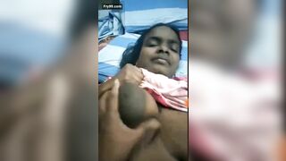 कन्नडा औरत की चूत का दाना रगड़कर उसे तड़पा डाला