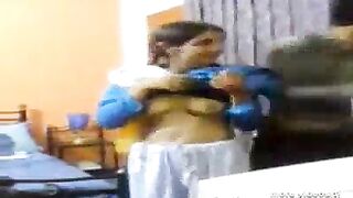 ठरकी प्रोफ़ेसर ने अपनी स्टूडेंट का यूनिफार्म उठाकर छूए उसके बूब्स और चूत