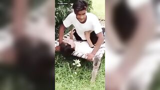 घर के पिछवाड़े में खटिया डालकर गर्लफ्रेंड की चुदाई का वीडियो बनाया