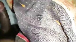 विलेज की सेक्सी रंडी की गुलाबी चूत खोल के लंड चुसाया उसे