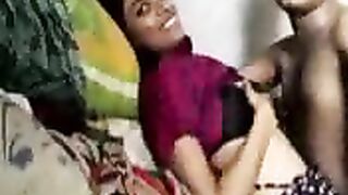 अपनी बीवी की दोस्त से हो रही चुदाई बंगाली पति ने फिल्माई