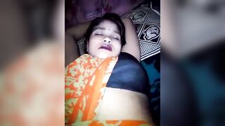 सोयी हुई भाभी का भोसडा खोल के वीडियो बनाया देवर ने