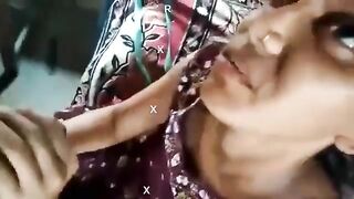गर्लफ्रेंड से मनचाहे तरीके से लंड चूसाने के बाद उसके घुटने मोड़कर की चुदाई