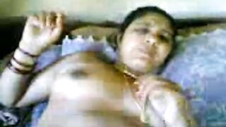 नंगी लेटी अपनी बेगम नसिफ़ा को फिल्माता शौहर