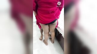 देसी सेक्सी भाभी की चुदाई की पति के खास दोस्त ने नाईट गाउन उतार के