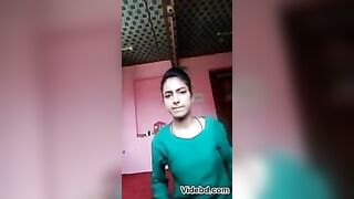 खूबसूरत घरेलू लड़की ने चुचे मसले और चूत भी दिखाई