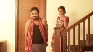 मालकिन को फोन सेक्स करते और चूत में खीरा डालते हुए देखा